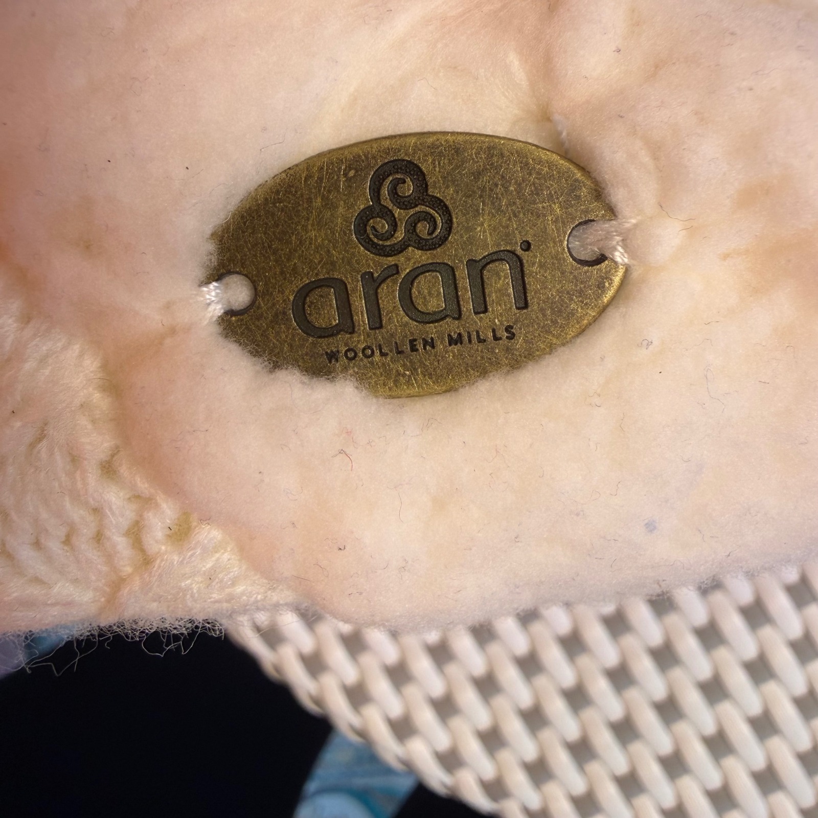 Aran Woollen Mills Womens White Cable Knit Fleece Lined Slippers Small Nwt R688 — image 7 of 8